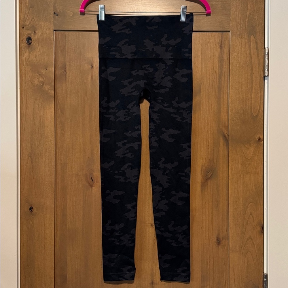SPANX Camouflage Look at me now Seamless Leggings Womens M Grey/Black Shapewear